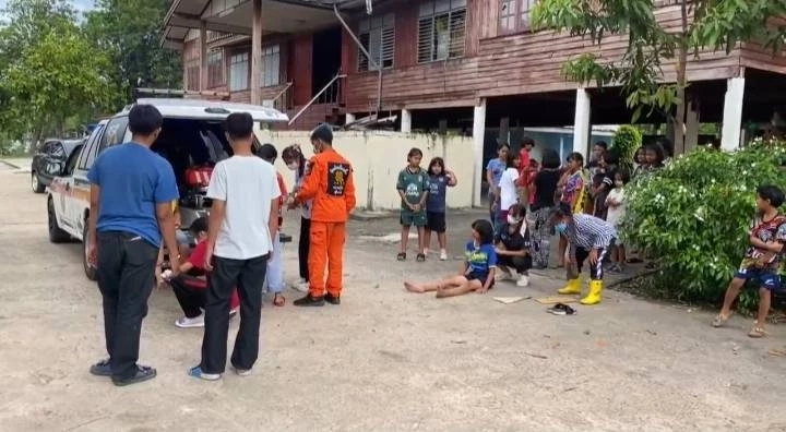 เด็กหญิงวัย11ขวบ โดนต่อหัวเสือนับ10ตัวรุมต่อยแทบหมดสติ