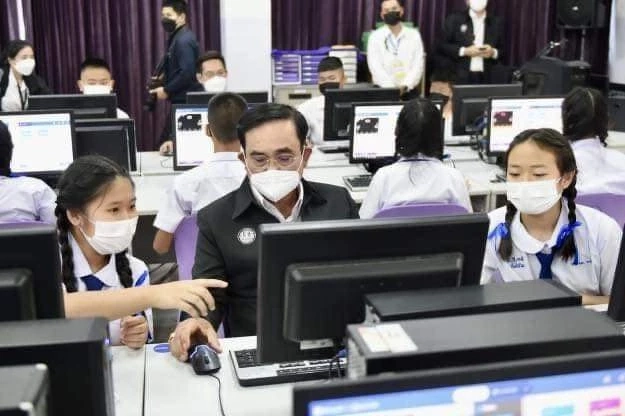 "ด.ญ." ชั้น ม.3 แจงดราม่าช่วย "นายกฯ" จับเมาส์ ระบุแค่ช่วยให้เห็นตัวไอคอนเท่านั้น 