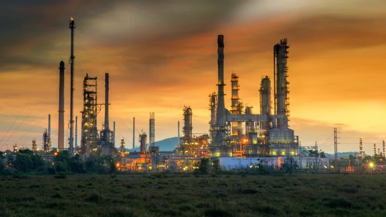 “สนธิรัตน์” เสนอ น้ำมันเป็น วาระแห่งชาติ ระบุ ราคาอาจทะลุ 180 เหรียญ/บาร์เรล