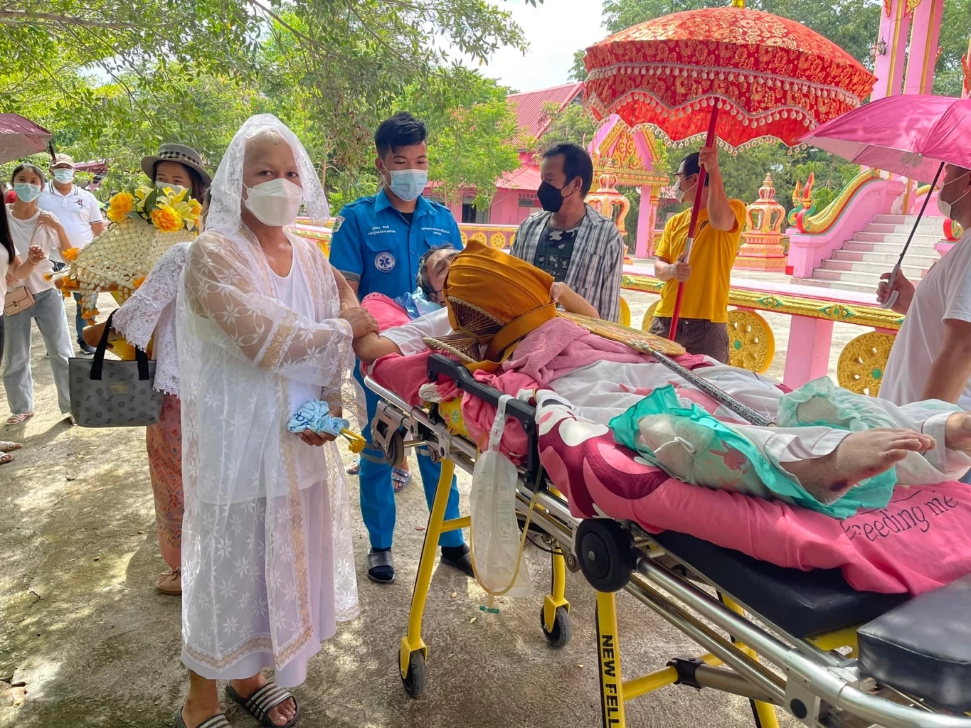 สุดประทับใจ พ่อป่วยติดเตียงให้กู้ภัยเข็นเตียงร่วมขบวนบวชลูกชาย