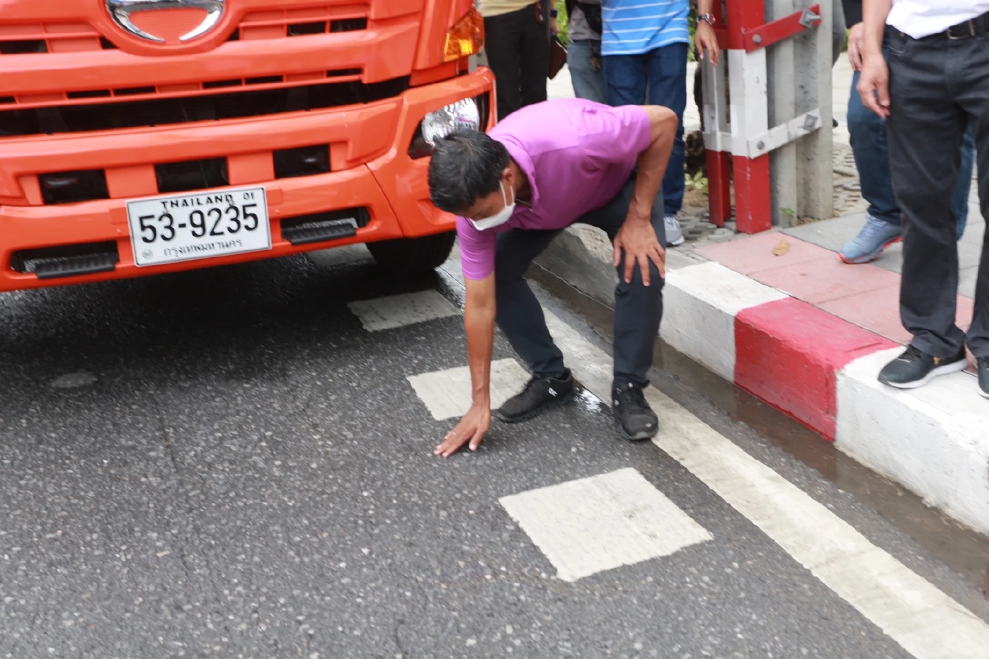 "ชัชชาติ" ลงพื้นที่ รุดตรวจสอบอุบัติเหตุ กระบะชนเสาไฟฟ้า ถ.รัชดา