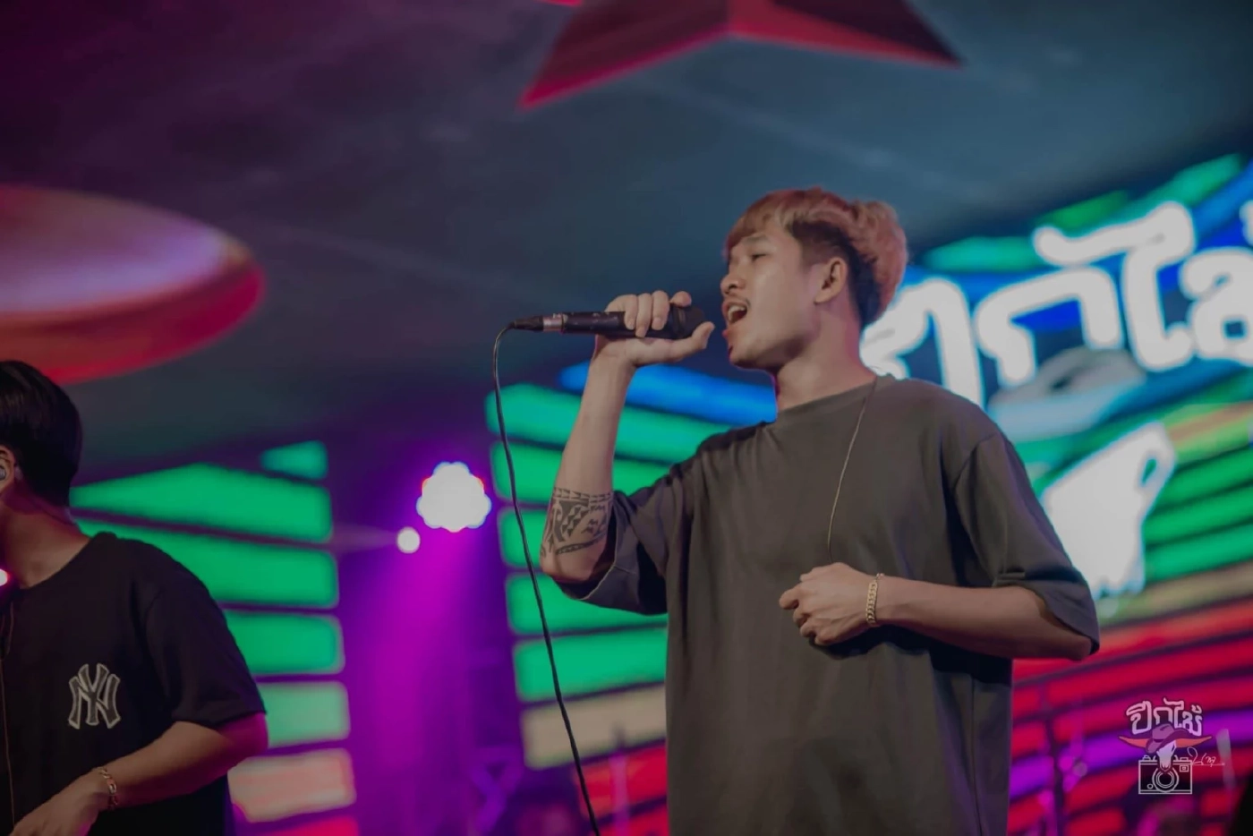 &quot;Jack WC&quot; หรือ นายวิชัย คาทะวงษ์ อายุ 24 ปี เจ้าของเพลง &quot;เธอมากับผัว&quot; 