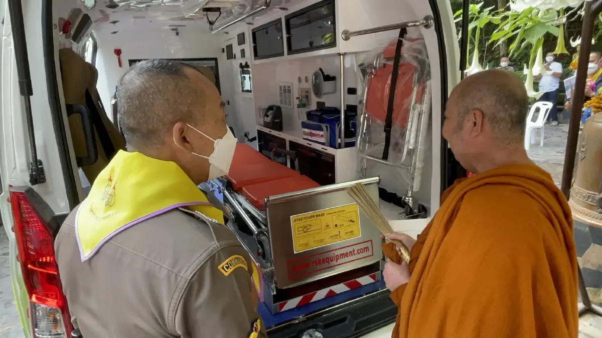 ผู้ช่วย ผบ.ตร.นำคณะถวายรถพยาบาล เนื่องในวันเฉลิมพระชนมพรรษาพระบรมราชินี