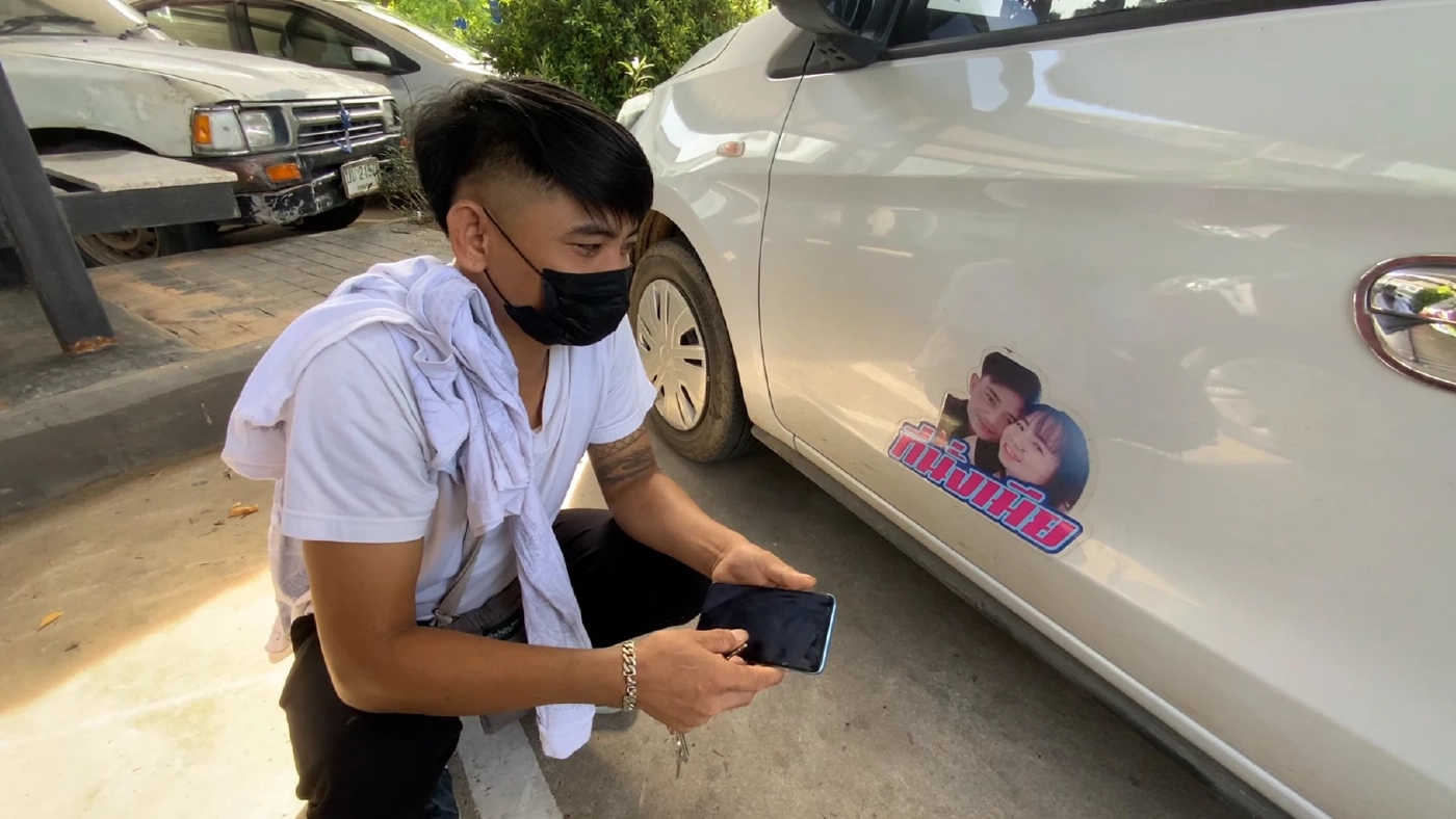 สาวติดสติ๊กเกอร์“ที่นั่งเมีย”ห้ามสาวๆนั่งเรียกรอยยิ้มให้คนที่พบเห็น