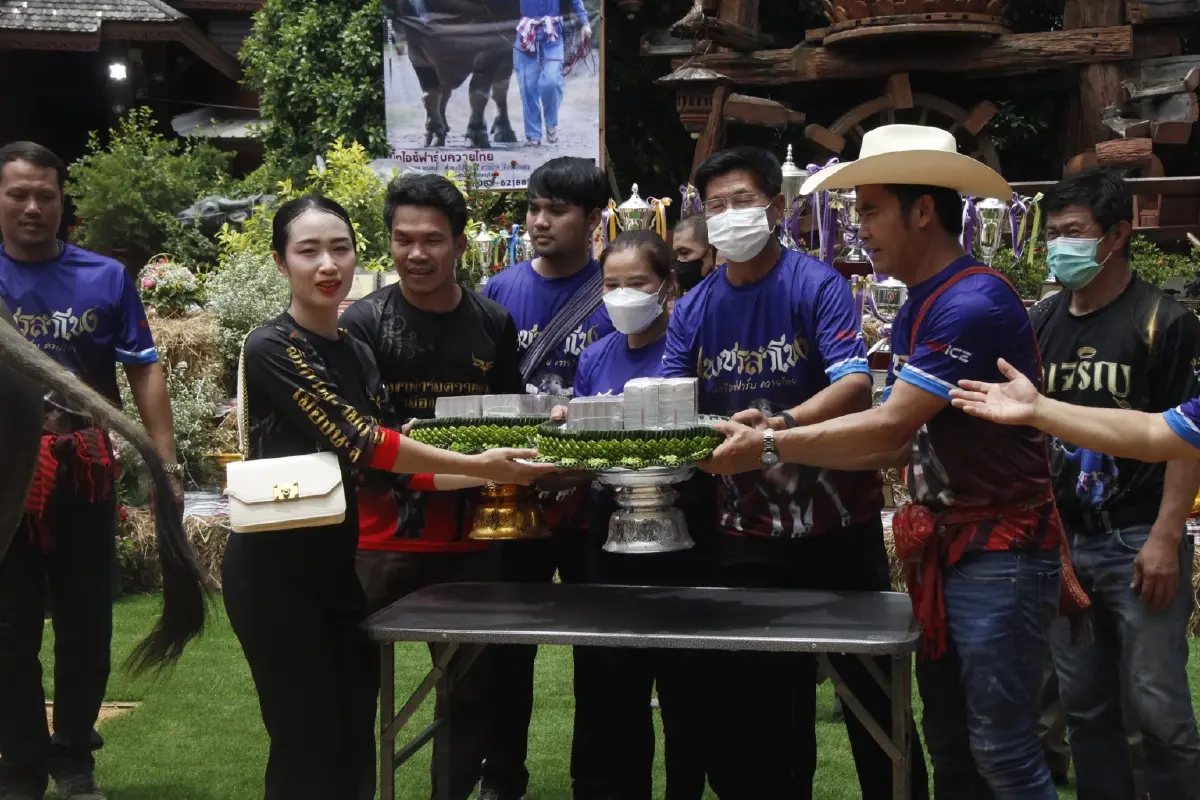 ผู้ว่าฯพิษณุโลก (ใส่แว่น)