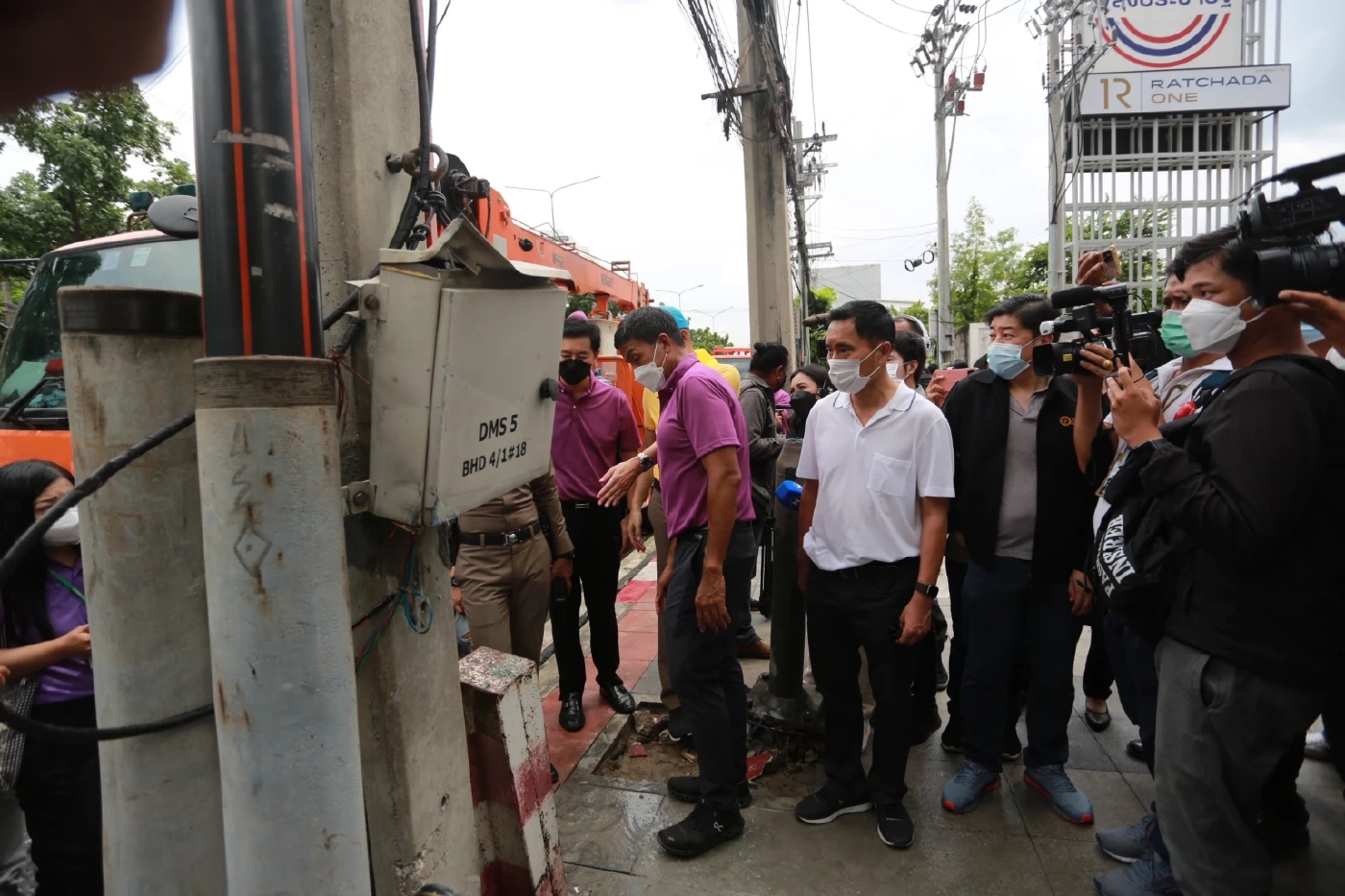 "ชัชชาติ" ลงพื้นที่ รุดตรวจสอบอุบัติเหตุ กระบะชนเสาไฟฟ้า ถ.รัชดา