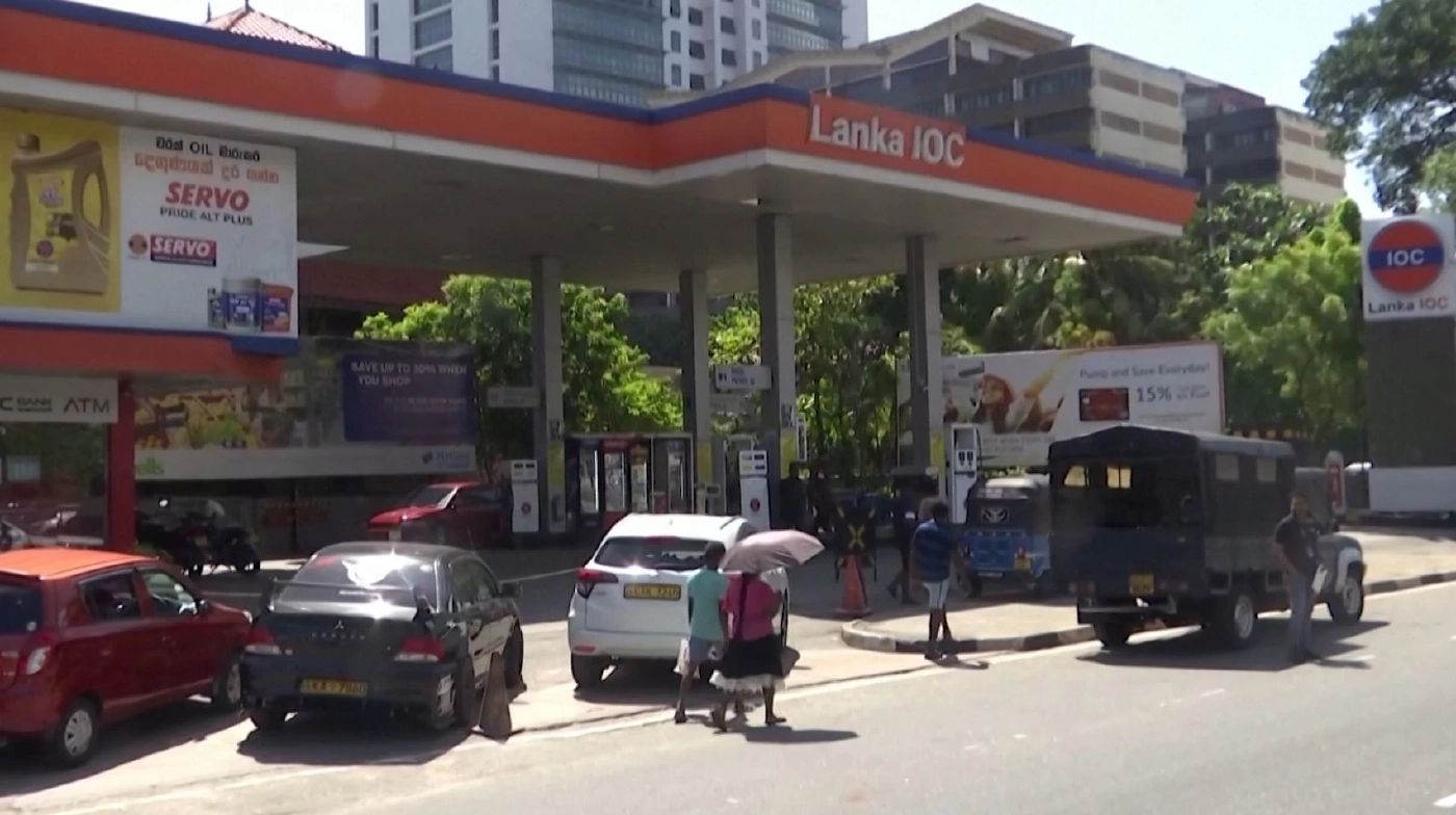 ชาวศรีลังกาสุดทน ประท้วงวิกฤตน้ำมันหมด