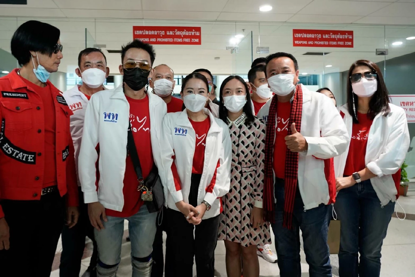 มวลชนแห่รับ"อุ๊งอิ๊ง แพทองธาร"แน่นสนามบินอุบลฯ-ส.ส.เชียร์เหมาะนั่งนายกฯ