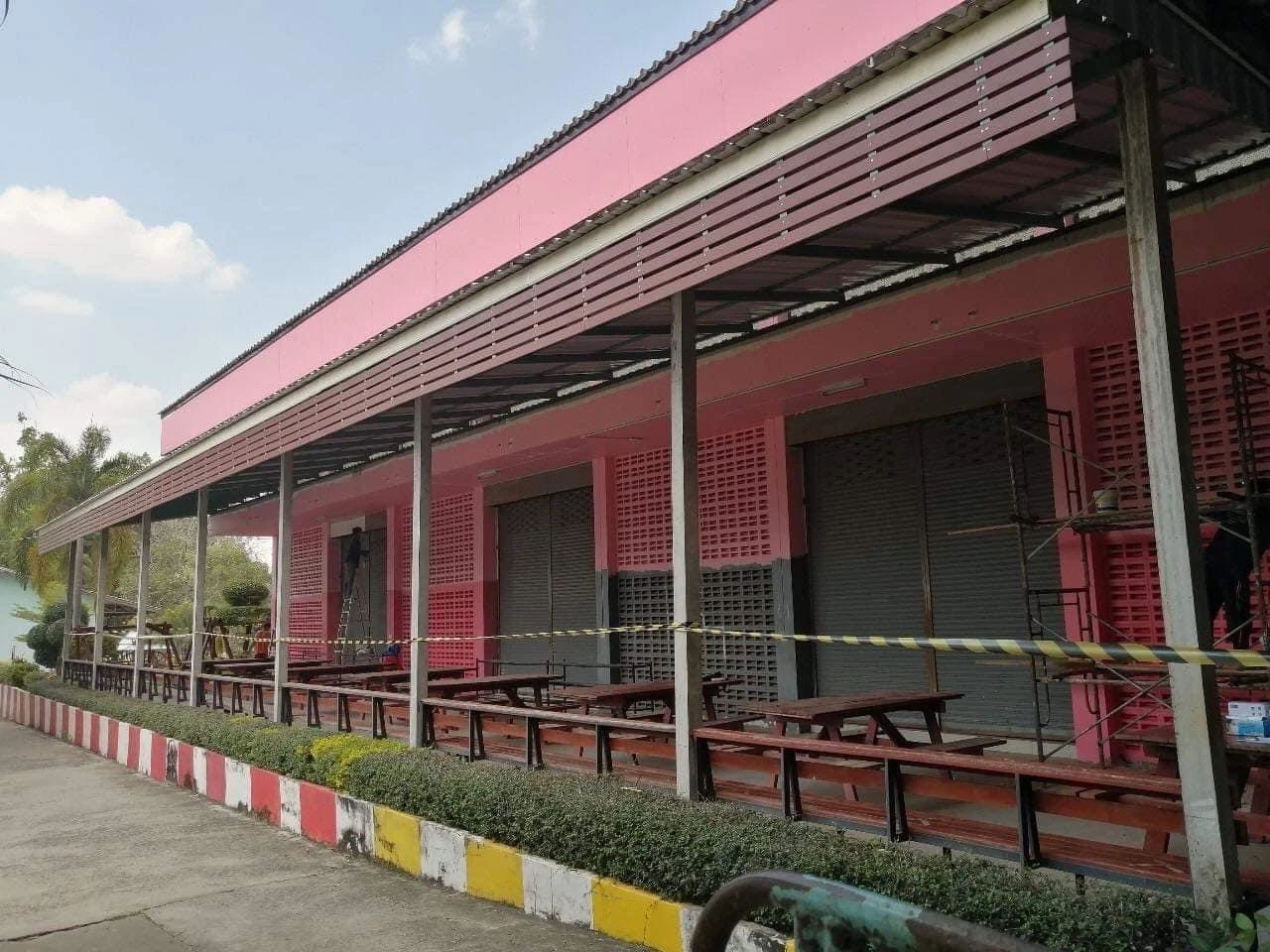 'ลิซ่า' เดินหน้ารีโนเวตอาคารเอนกประสงค์ เพื่อน้องๆ รร.โนนสุวรรณพิทยาคม