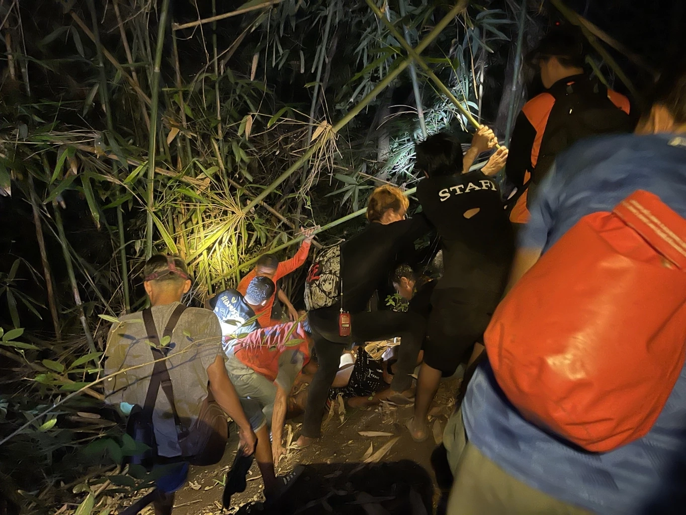 จนท.เข้าช่วยเหลือ นทท. ที่หลงป่าบริเวณเขาช่องลม