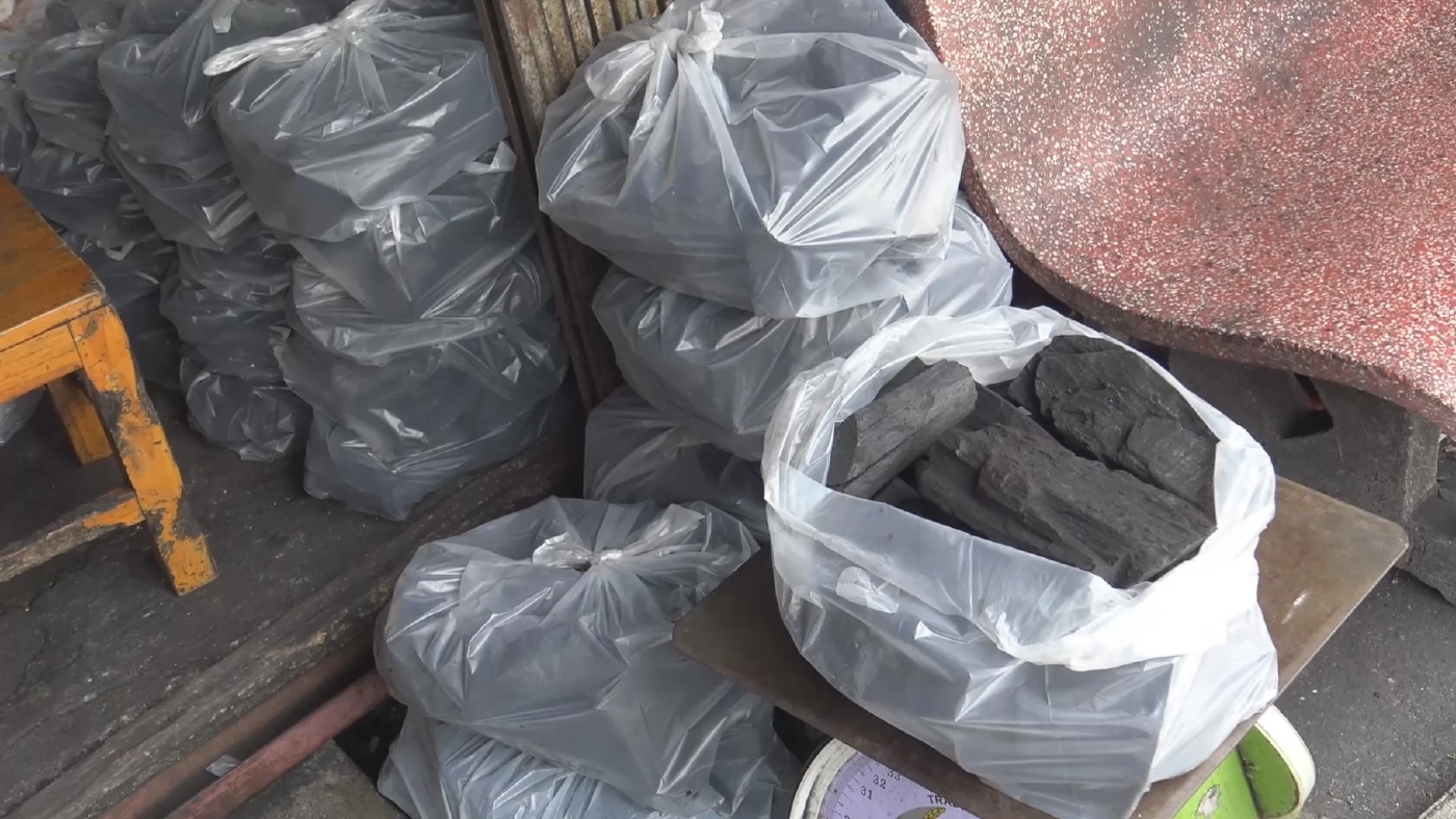 น้ำมันแพงทำพิษ! ร้านขายถ่านนำเข้าจากพม่า ปรับขึ้นกระสอบ 10 บาท