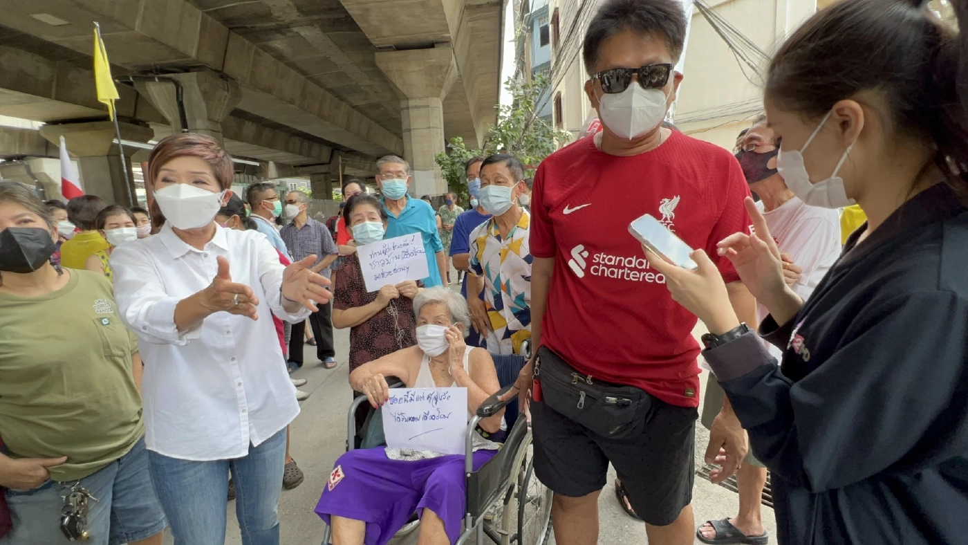 ชาวชุมชนฟูศักดิ์ ประท้วง เอกชนลักไก่สร้างคอนโดฯ จ่อยกขบวนร้อง "ชัชชาติ"