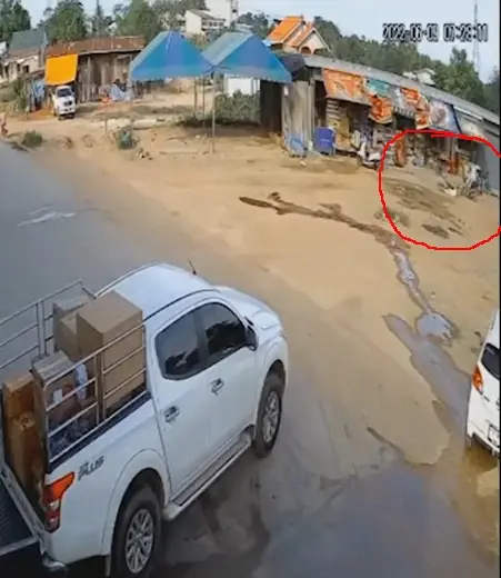 ภาพวงจรปิดจับภาพนาทีหนุ่มใหญ่จ่อยิงเจ้าของร้านโชว์ห่วย
