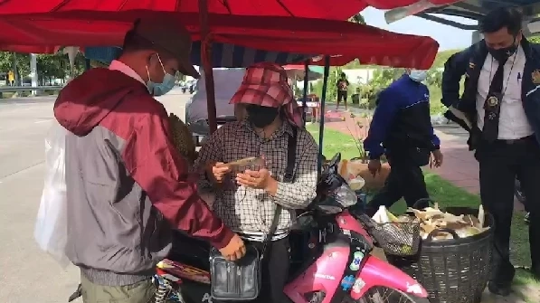 ชาวบ้าน ชี้เบาะแส รวบ ชาวเวียดนาม 3 ราย เร่ขายทุเรียนด้อยคุณภาพ โกงตาชั่ง