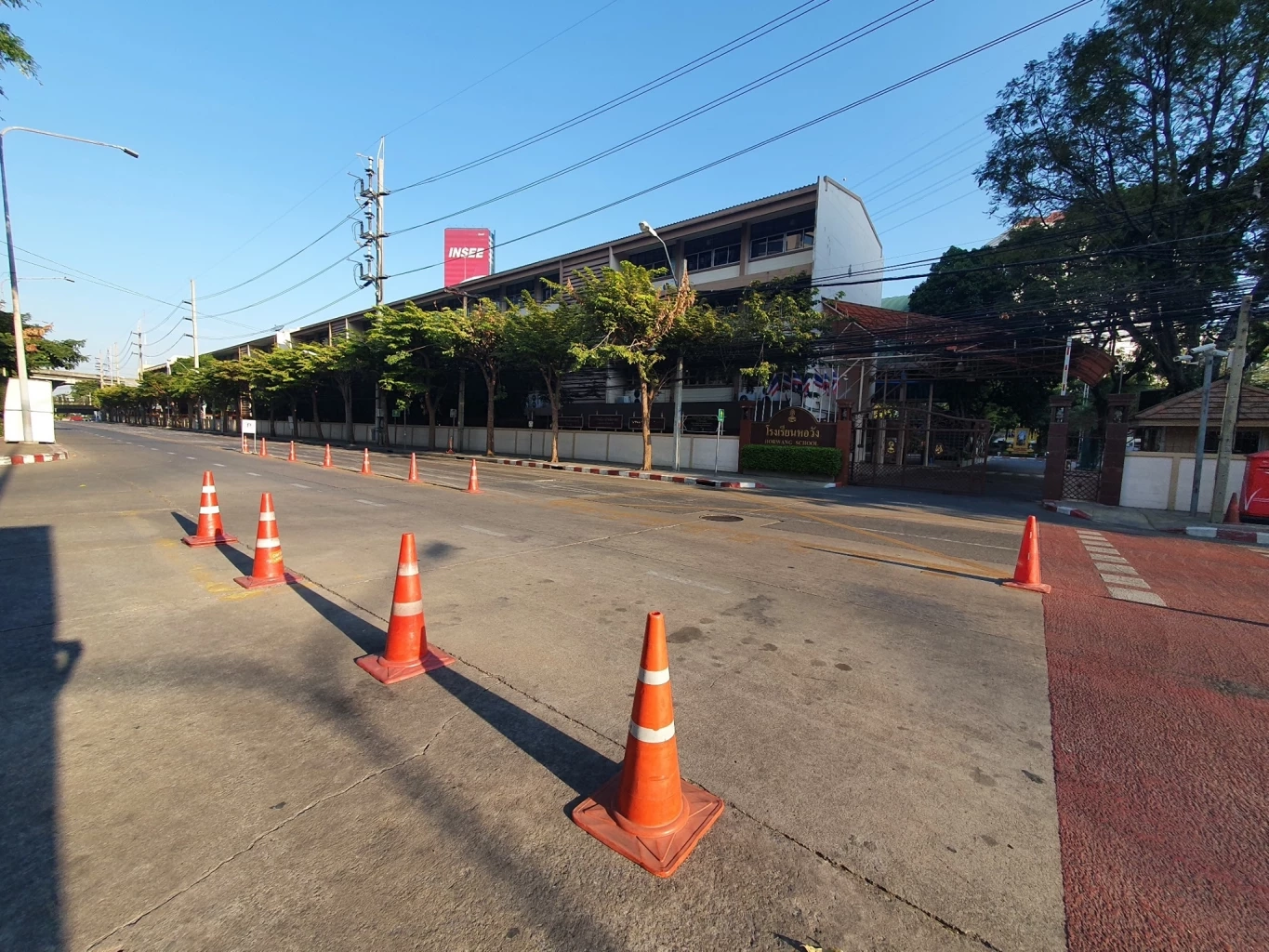 หน้า รร.หอวัง ฝั่งตรงข้ามห้างสรรพสินค้าชี้อดัง