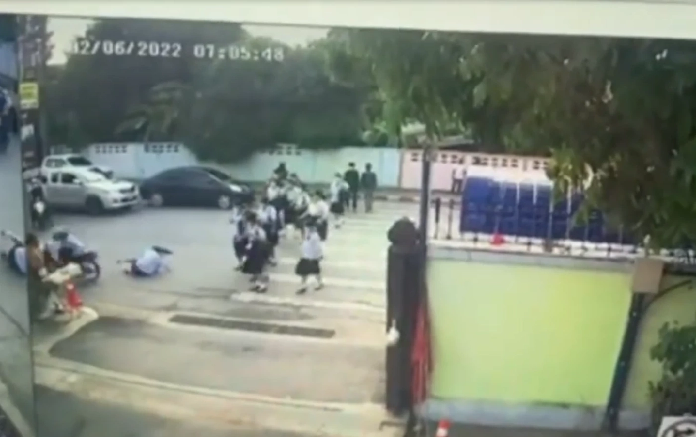 รุมประจาน "นศ.พยาบาล" ซิ่ง จยย.ชน "นักเรียนหญิง" ข้ามทางม้าลายบาดเจ็บ