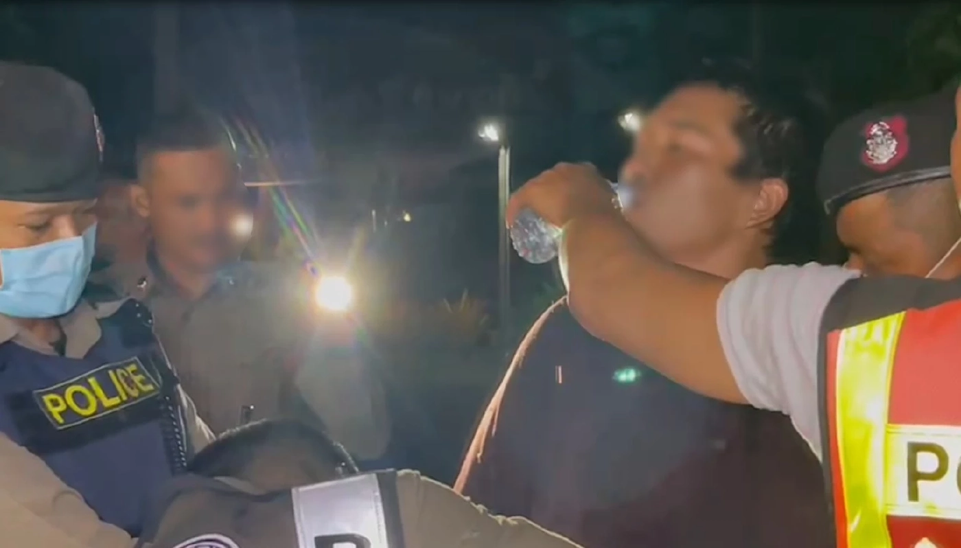 จับ "ลูกชาย" ผญบ.หลอน "ยาบ้า" ซิ่งเก๋งหนีข้ามจังหวัด พุ่งชนรถตราโล่พังเละ