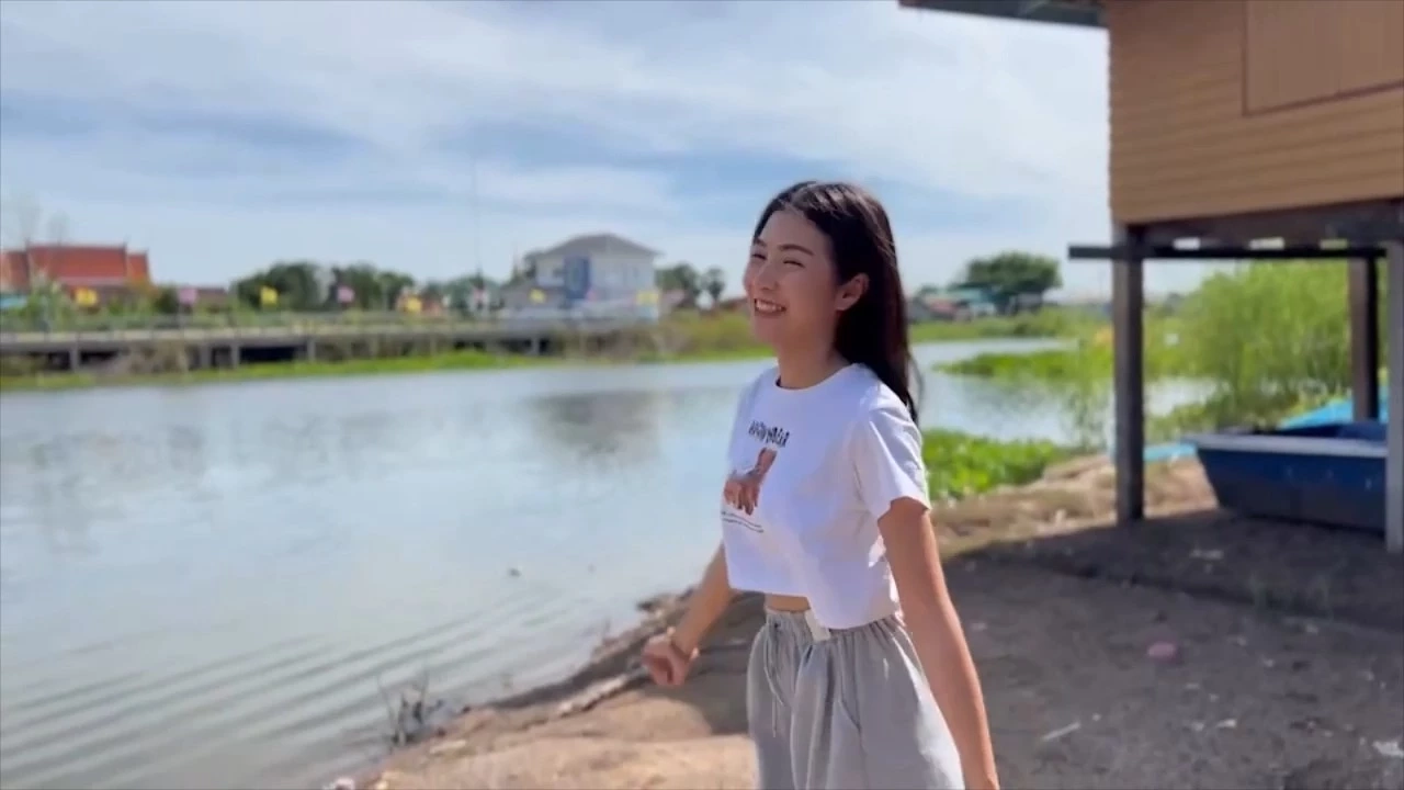 &quot;น้องป่าน อาริสา เชิดชัยภูมิ&quot; สาวขาแดนซ์เต้นสู้แตรวงข้ามคลอง