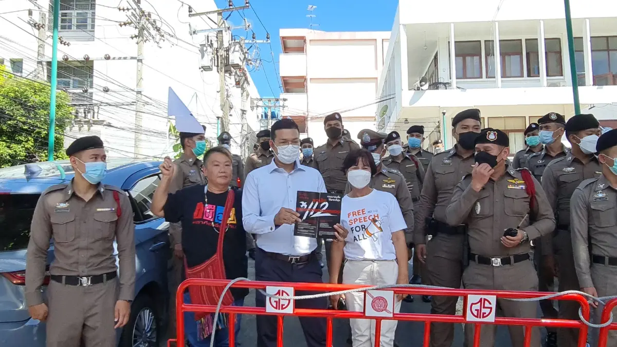 มวลชนแห่ให้กำลังใจ "ปิยบุตร" รับทราบข้อหา ม. 112