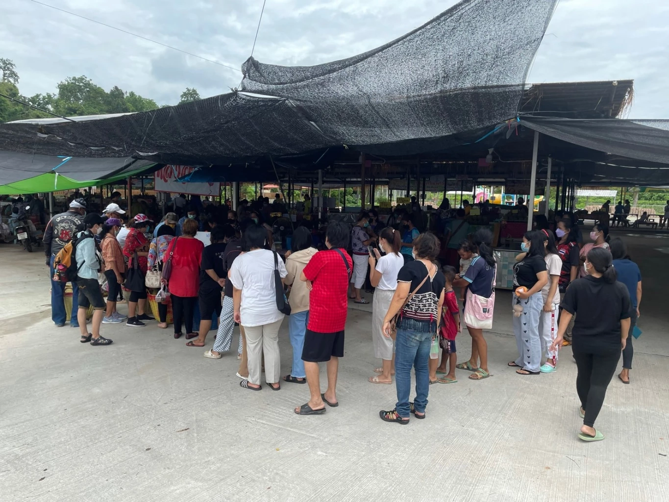 สุดฟิน!!!ชาวสวนลับแลใจดี แจกทุเรียนกินฟรี200กก.