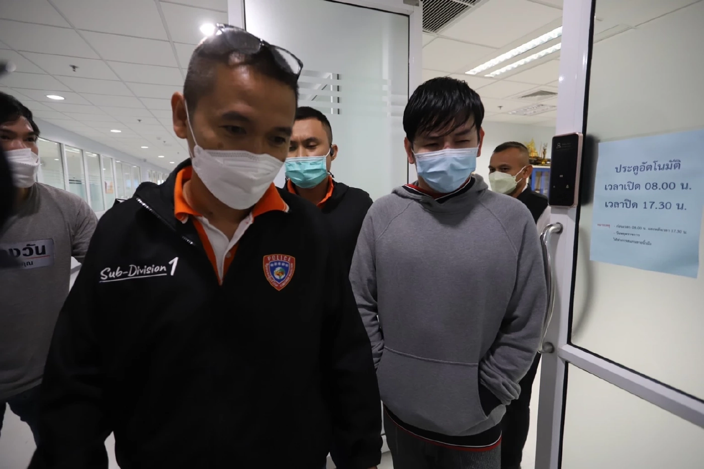 ตร. คุมตัว นาย​เมธา ชลิงสุข​ หรือ​ บอลนี่ เจ้าของร้านดารุมะ ซูซิ​ ไปฝากขังต่อศาล