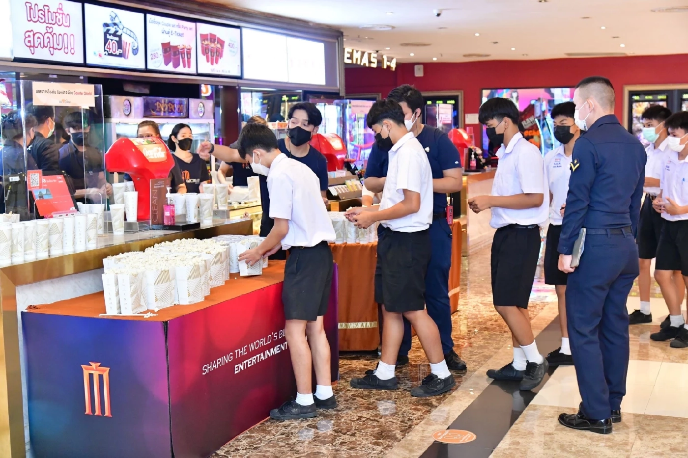 “เสธ. ทอ.” นำเยาวชนชมภาพยนตร์ "ท็อปกัน 2"