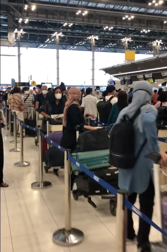 ภาพผู้โดยสารจำนวนมากรอที่เคาท์เตอร์เช็กอินสายการบินดัง