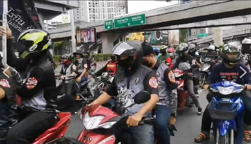 "ม่อน อาชีวะ" นำทีมคาร์ม็อบบุก ก.พลังงาน ​เรียกร้องให้ภาครัฐลดราคาน้ำมัน