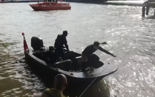 พบศพหญิงนิรนามสวมเสื้อดำ ลอยในแม่น้ำเจ้าพระยา คาดเสียชีวิตมาแล้ว 2-3 วัน