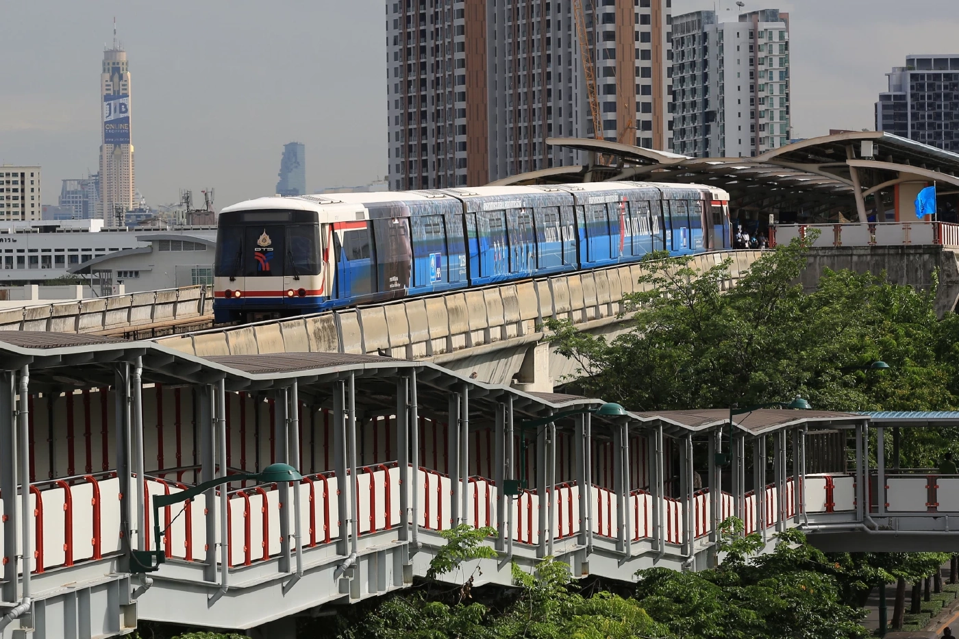 รถไฟฟ้า "บีทีเอส" ขอความร่วมมืองด "สะบัดผม" ภายในขบวน-กระทบคนอื่น 