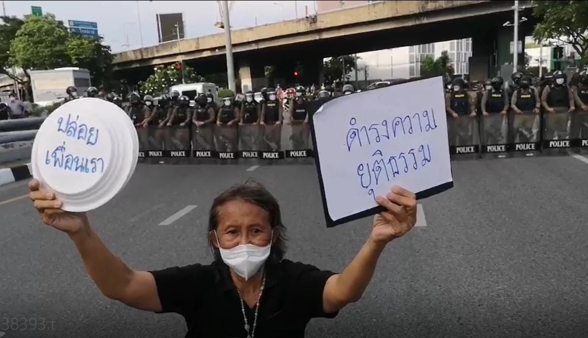 สรุปไทม์ไลน์ "ม็อบดินแดง" แกงตำรวจ สุดท้ายถูกสกัดไม่ถึงบ้านนายกฯ