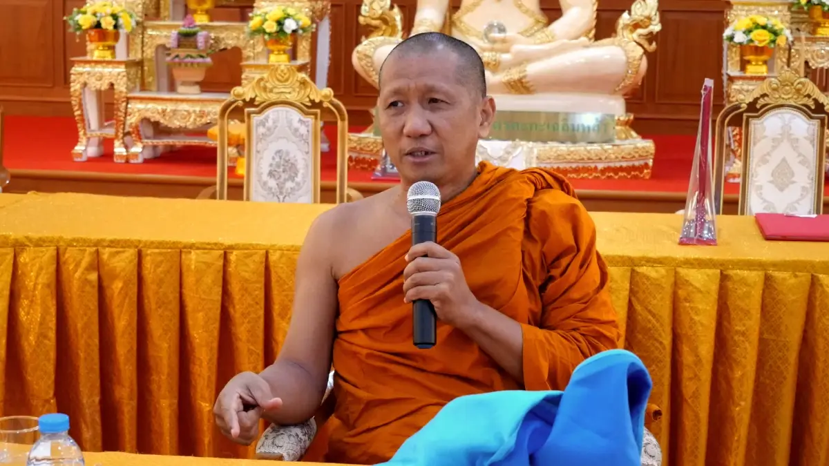 พระครูสุวรรณโพธิวรธรรม (มนัส อิ่มรัตน์)  เจ้าอาวาสวัดโพธิ์ทอง จังหวัดจันทบุรี  