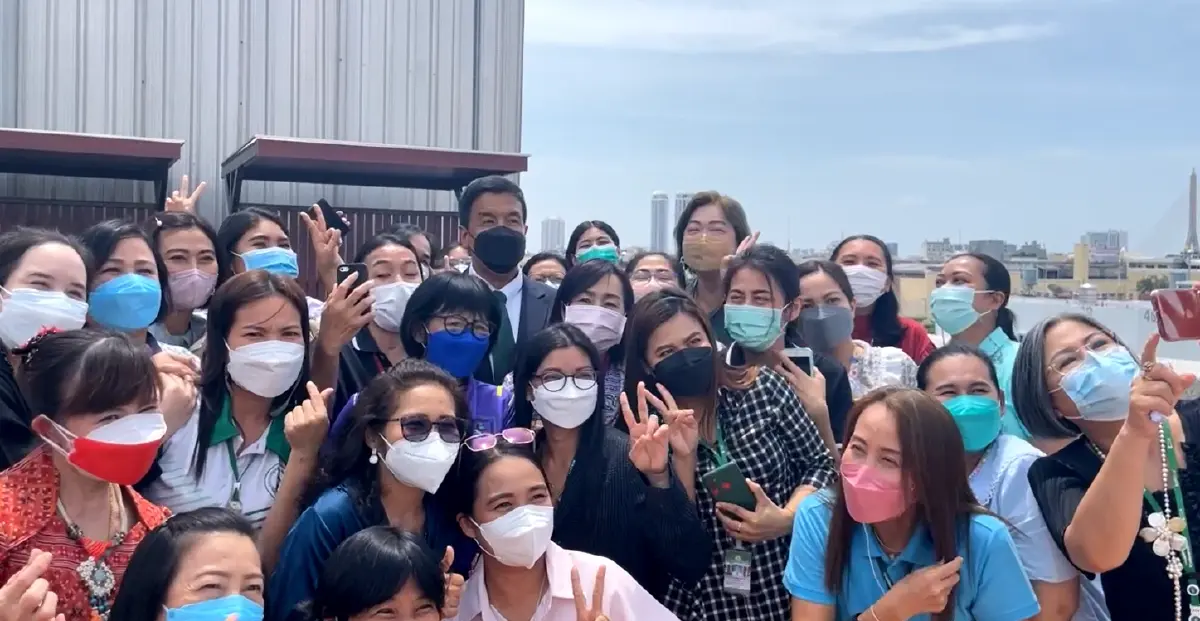 “ชัชชาติ” ฟีเวอร์ สาวๆ ข้าราชการกทม. แห่กรี๊ดยิ่งกว่าศิลปินเกาหลี