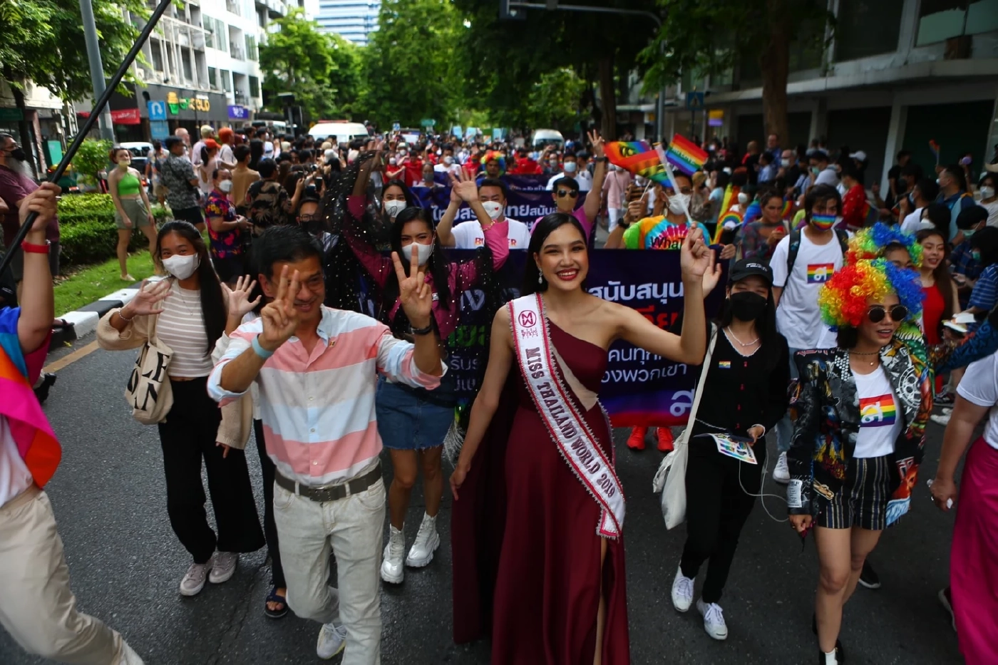 "ศิธา-นาดา" จัดเต็มขบวนพาเหรดไพรด์ ส่งสัญญาณสร้างความเท่าเทียม เสมอภาค