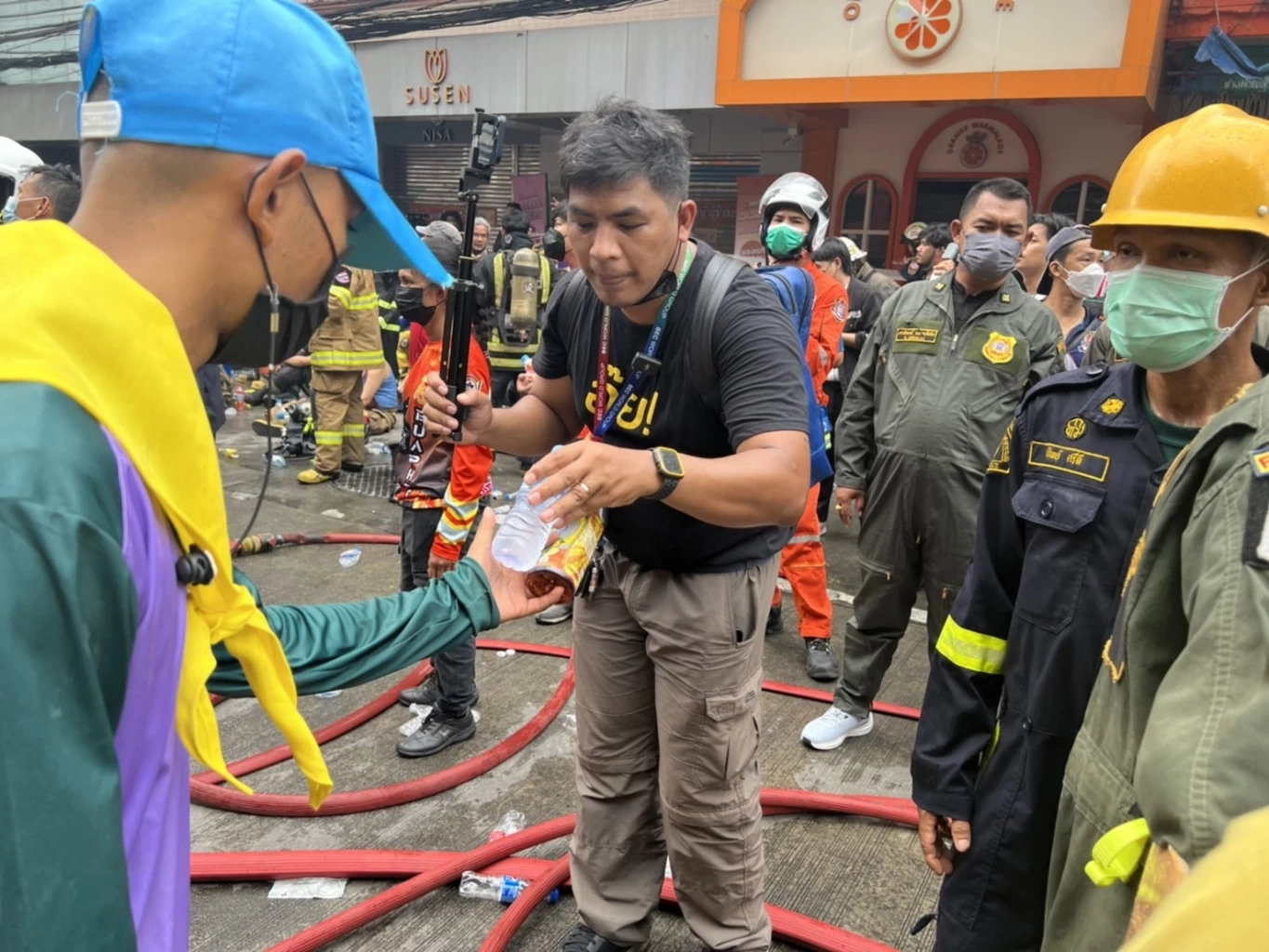 "ทหารรักษาพระองค์" เข้าช่วยเจ้าหน้าที่ควบคุมเพลิงเหตุ "ไฟไหม้สำเพ็ง"