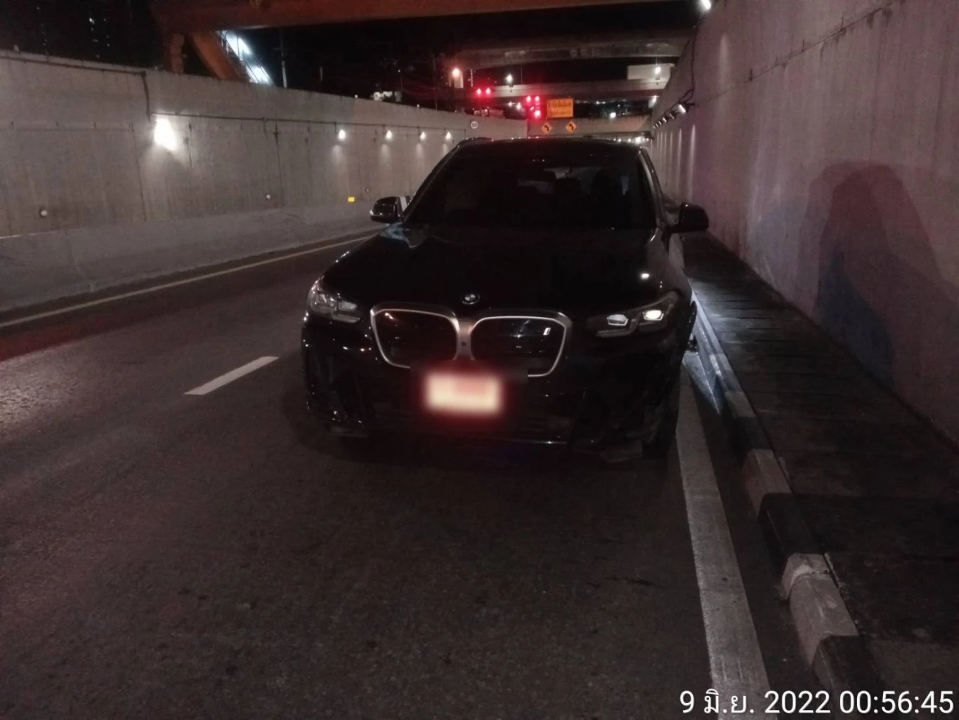 คนขับหายไปไหน ? BMW ป้ายแดงชนขอบทาง ทิ้งรถในอุโมงค์เกษตร