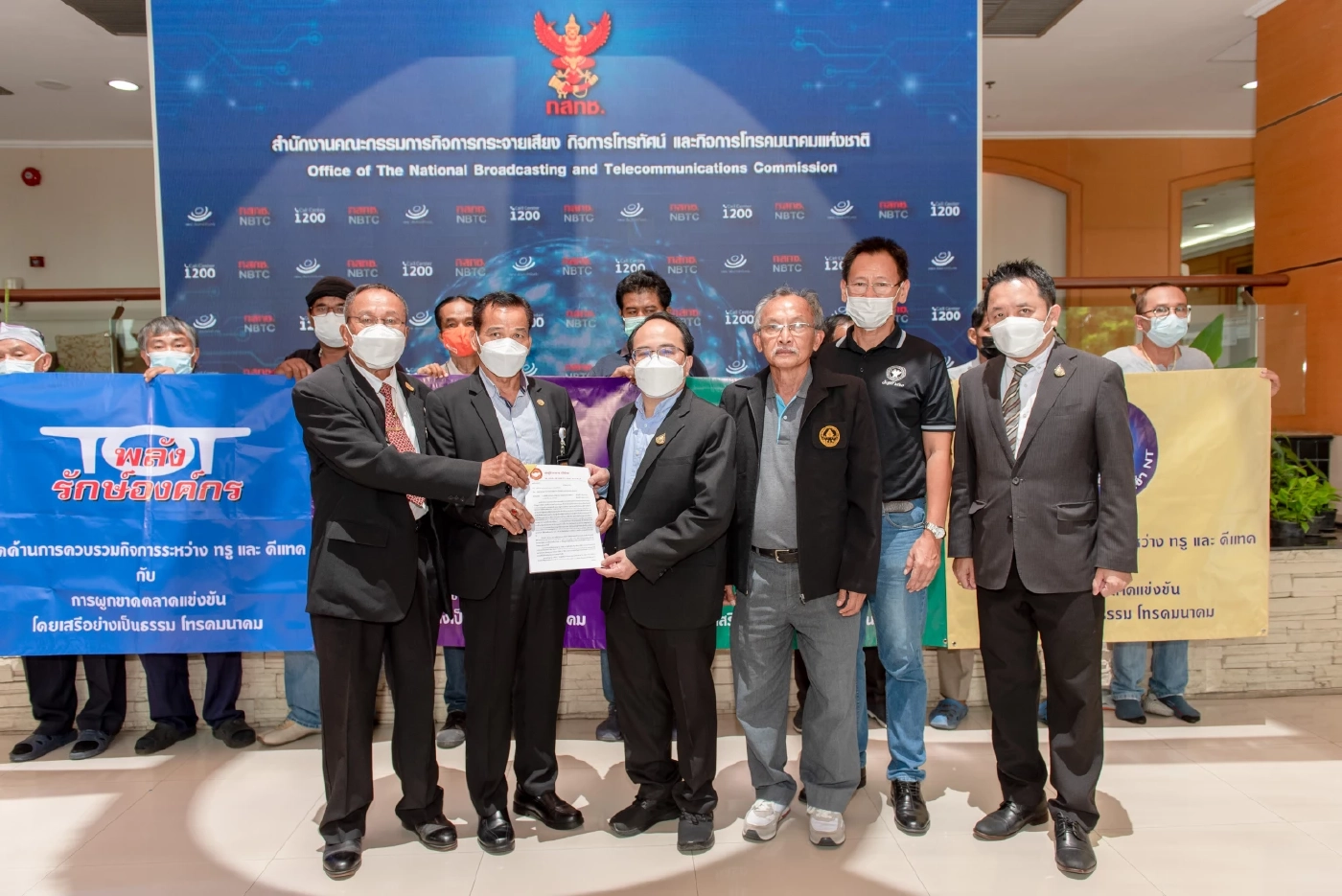 ลุกฮือ ค้าน"ควบรวมทรู-ดีแทค" ชี้ผูกขาดถาวร รัฐสูญรายได้ 8,800 ล้านบาท