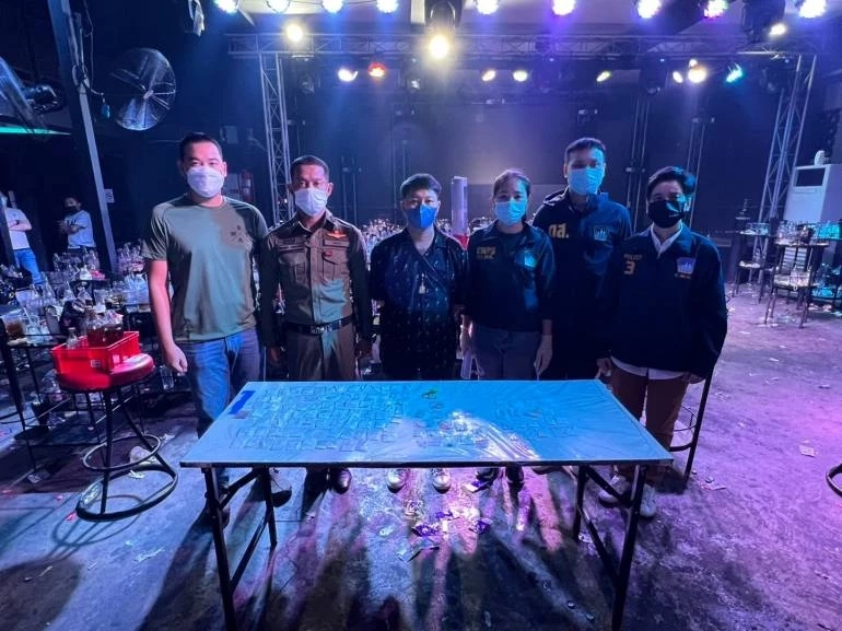 อีกแล้ว จับสถานบันเทิงย่านท่าข้ามเปิดเกินเวลา พบนักเที่ยวมีสารเสพติด 63 คน