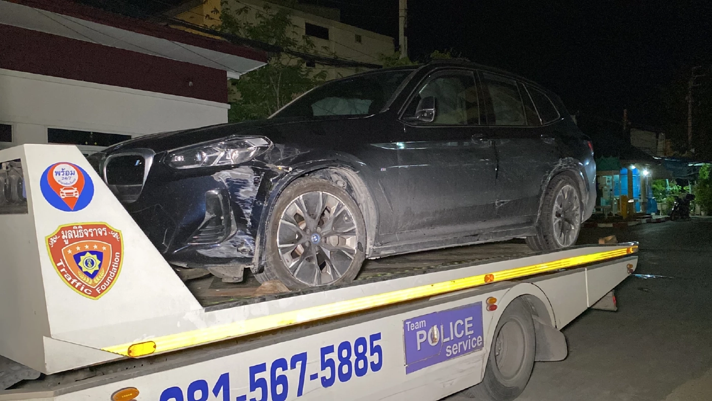 คนขับหายไปไหน ? BMW ป้ายแดงชนขอบทาง ทิ้งรถในอุโมงค์เกษตร