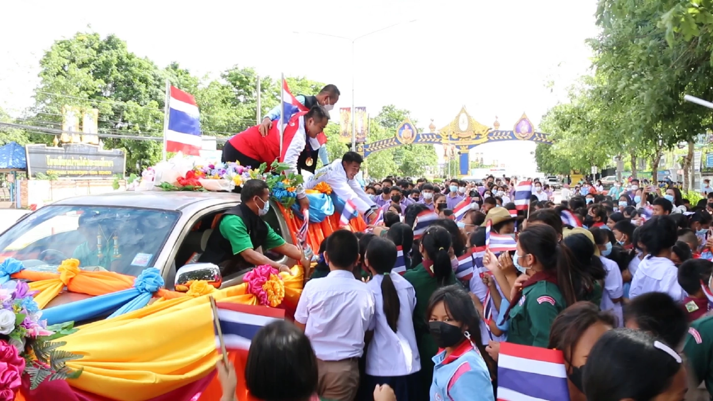 สมรักษ์ คำสิงห์ ร่วมแห่ต้อนรับเจ้าก้องฮีโร่เหรียญทองซีเกมส์ยกน้ำหนักชาย