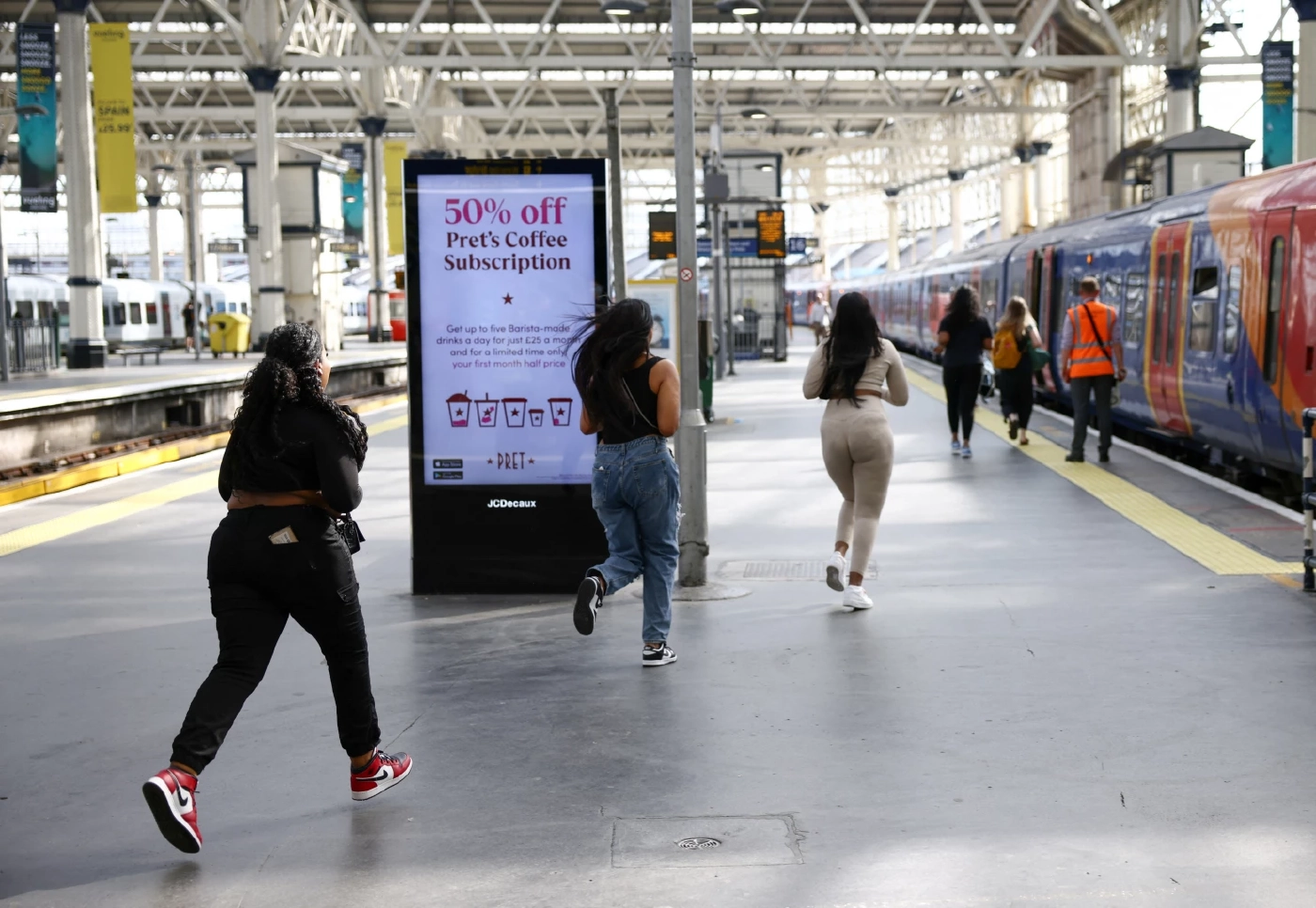 คนงานรถไฟในอังกฤษสไตรก์ครั้งใหญ่ที่สุดใน 30 ปี