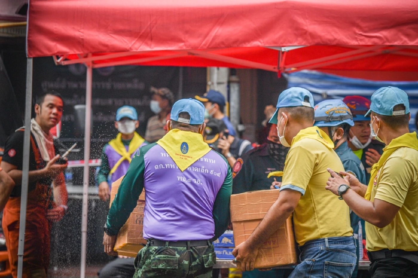 &quot;ทหารรักษาพระองค์&quot; เข้าช่วยเจ้าหน้าที่ควบคุมเพลิง ช่วยชาวบ้านขนย้ายสิ่งของ จากเหตุเพลิงไหม้สำเพ็ง 