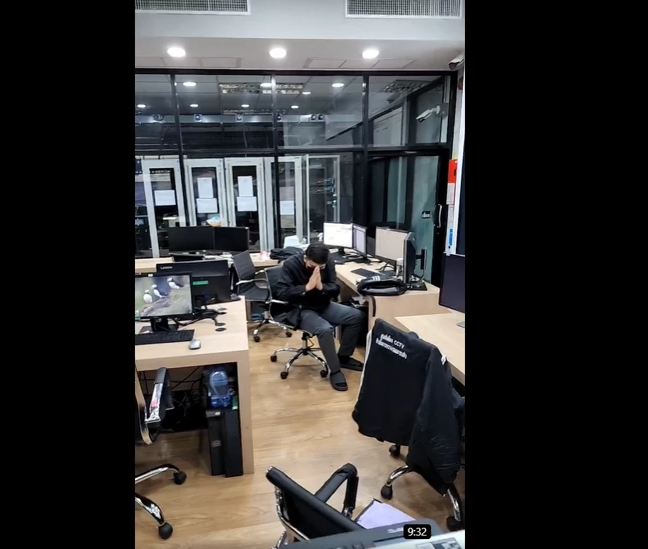 เซอร์ไพรส์!! “ชัชชาติ” โผล่ศูนย์ระบบเทคโนโลยีจราจร หลังฝนตกรถติดแต่เช้า