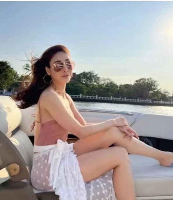 ดาราสาว "แตงโม นิดา" และผ้าคาดเอวสีขาว