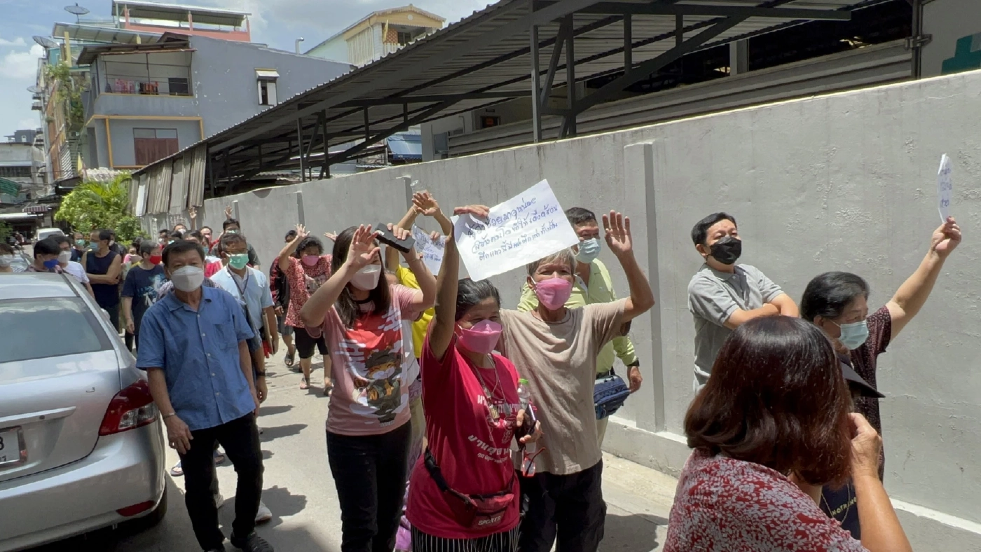 ชาวชุมชนฟูศักดิ์ ประท้วง เอกชนลักไก่สร้างคอนโดฯ จ่อยกขบวนร้อง "ชัชชาติ"