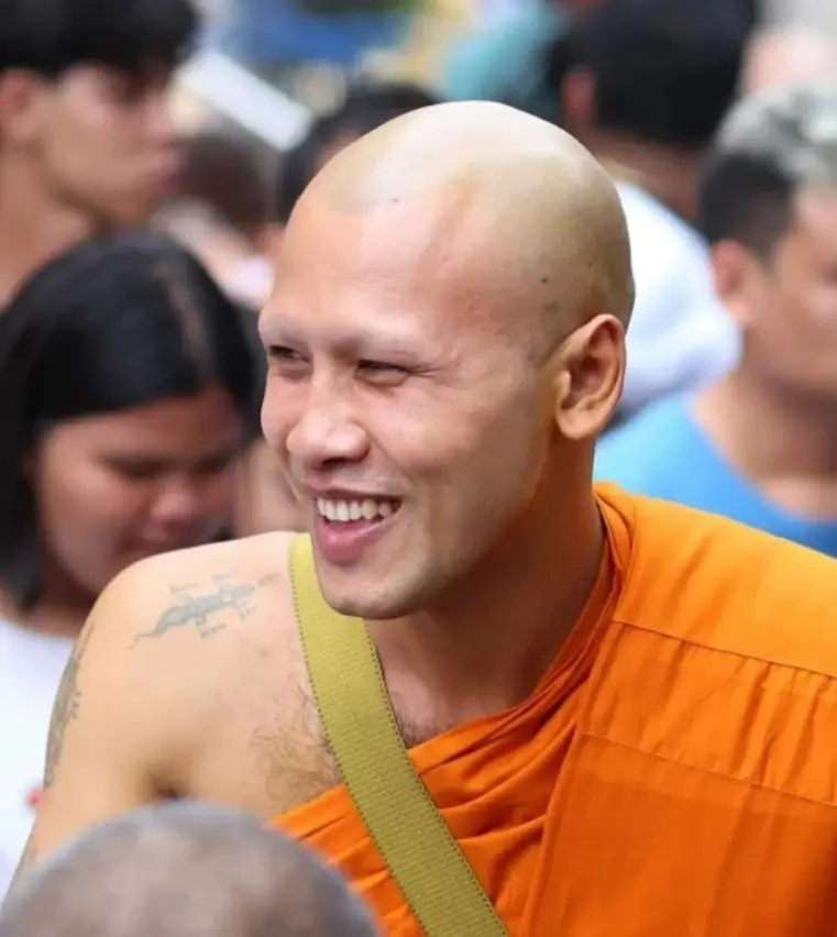 “พระแจ้” หอบกระเช้าพานแพนมัสการ “พระพยอม” ได้คำชมรู้จักผิด นี่สิลูกผู้ชาย