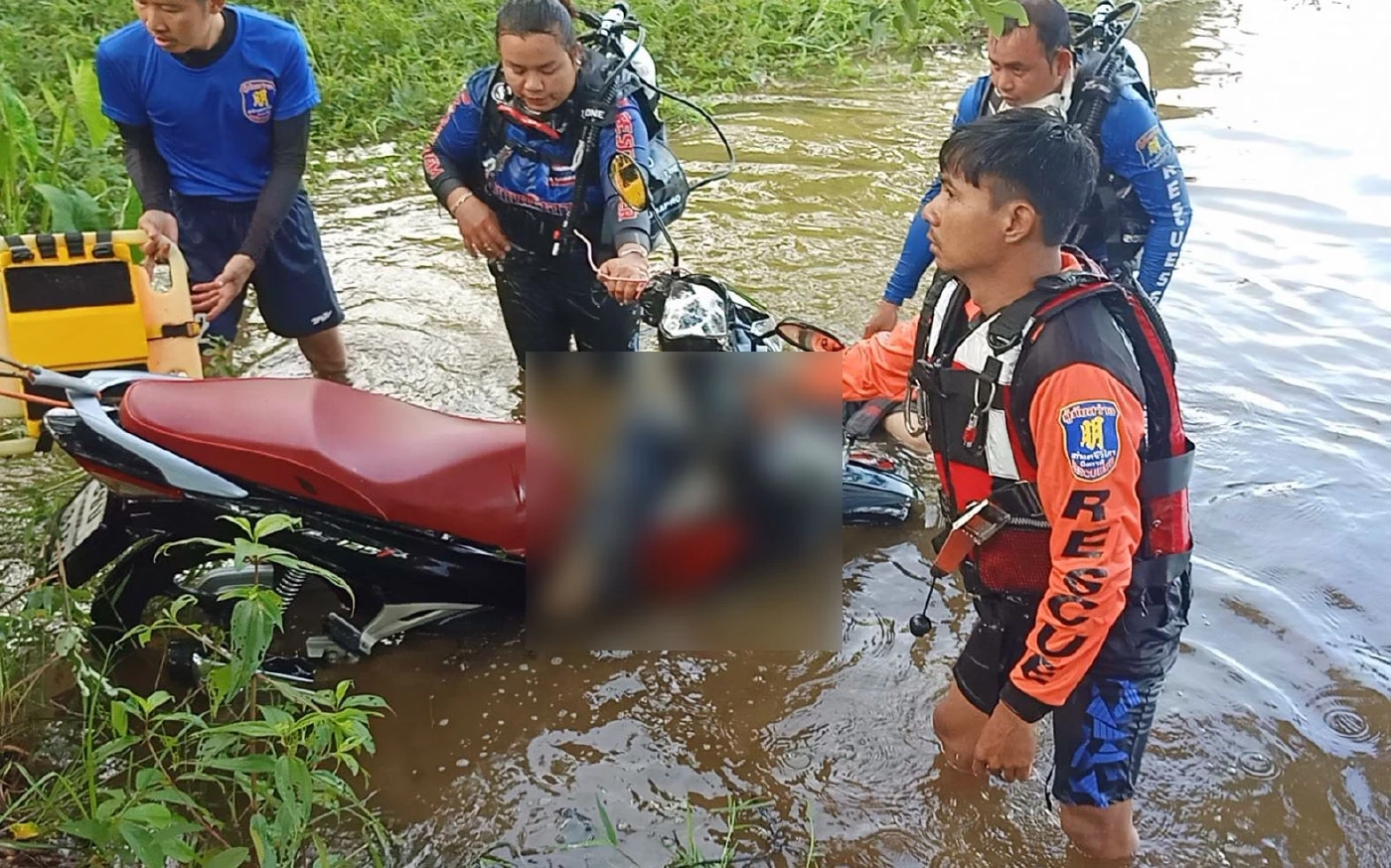 หนุ่ม 24 ฆ่าตัวตายพิลึกมัดแขนขาติด จยย.ขี่พุ่งลงสระน้ำดับ