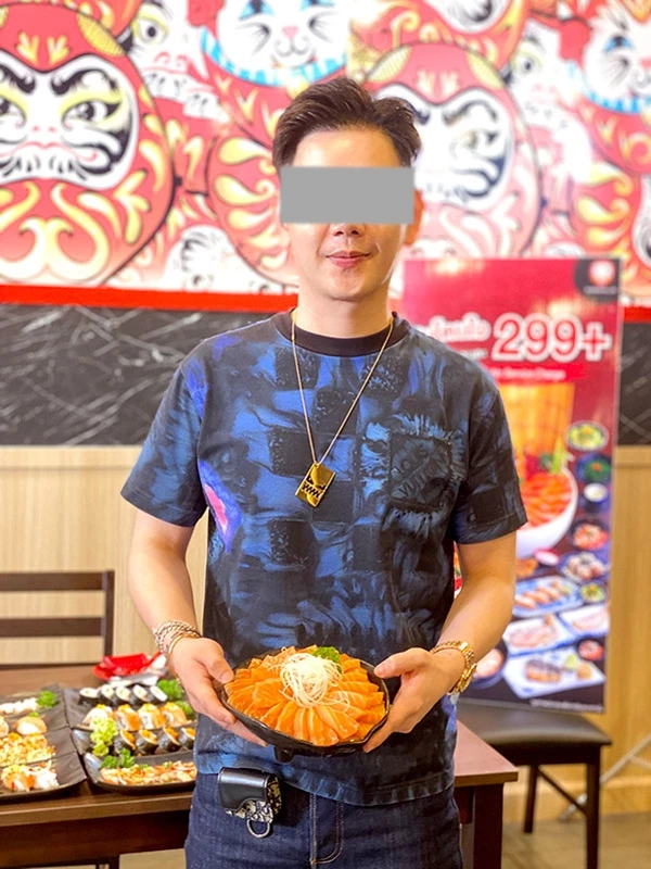 นาย​เมธา ชลิงสุข​ หรือ​ บอลนี่ เจ้าของร้านดารุมะ ซูซิ​