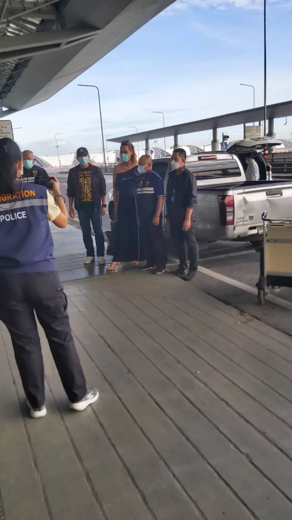 ตำรวจดักรวบ "แอนนา" คา "สนามบินสุววรณภูมิ" คดี "หวยทิพย์" คุมตัวไปสอบทันที