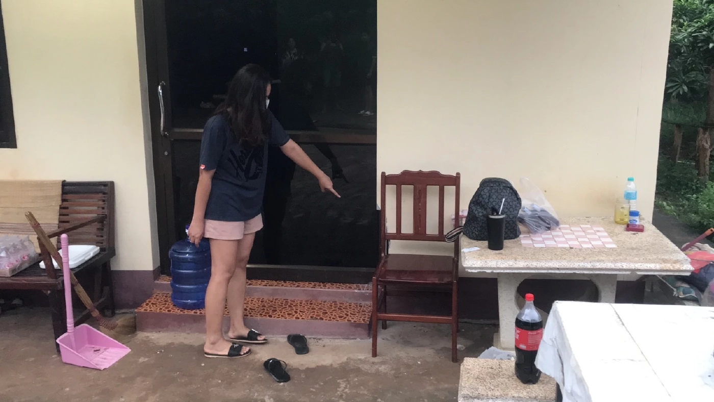 สาวเลยฟาดเคราะห์จอดรถใส่เกียร์ผิดรถไหลพุ่งชนบ้าน